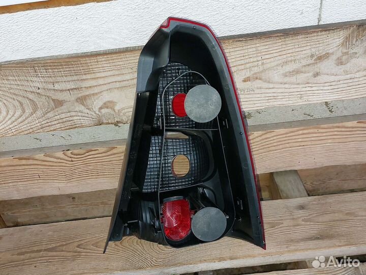 Фонарь задний 8200744759 Рено Логан 1