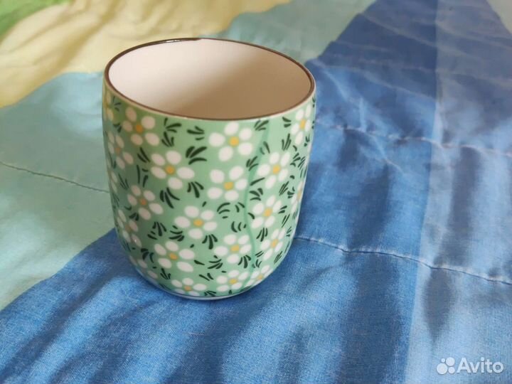 Заварочный чайник и чашки