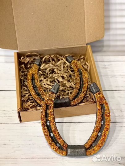 Подкова из литой стали С натуральным янтарем