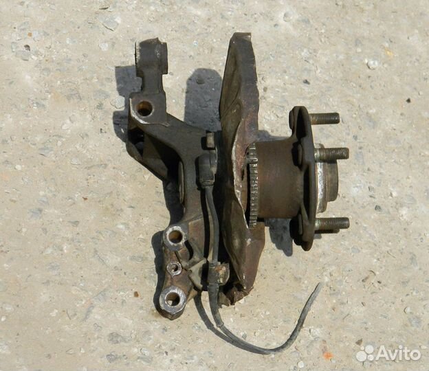 Кулак задний левый Mazda 626 GE