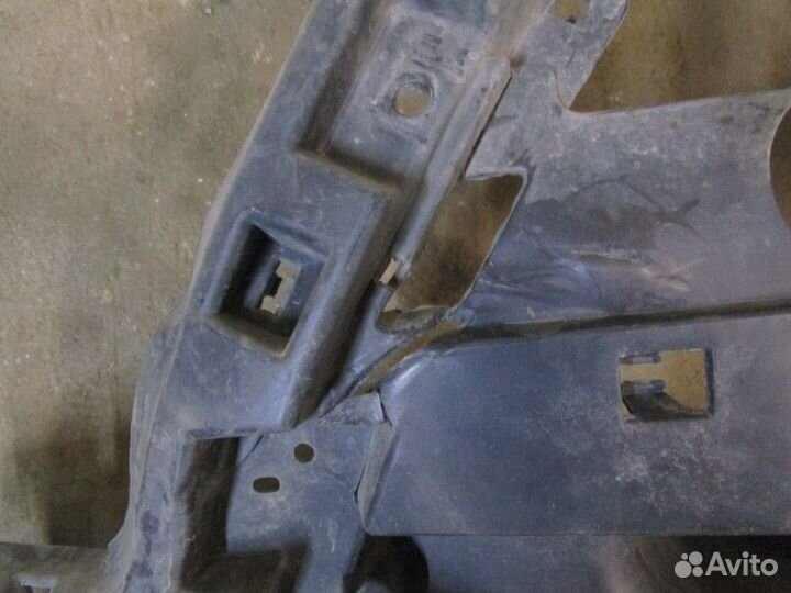 Кронштейн решетки радиатора Mercedes Benz GL-Class