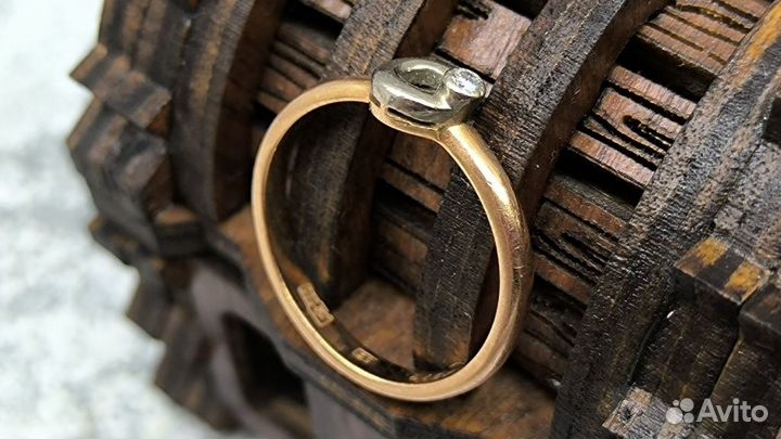Золотое кольцо с бриллиантом 585 пробы массой 3 гр