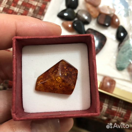 Кабашон янтаря с инклюзами