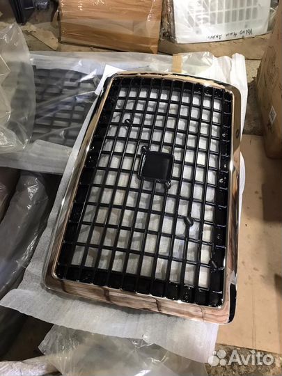 Решетка радиатора Volvo VNL 670-780 хром по краю