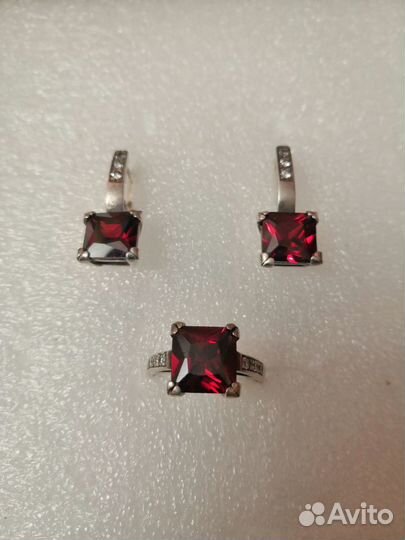 Серебренный комплект кольцо серьги с гранатами