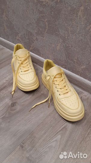 Кроссовки женские