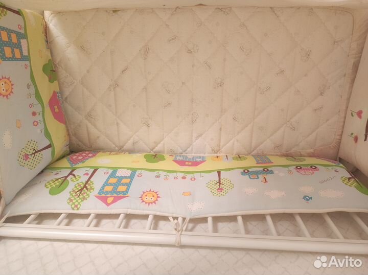 Детская кроватка с маятником