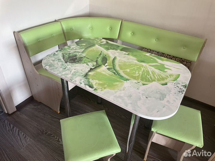 Кухонный уголок со столом И табуретками