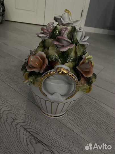 Декоративная ваза с цветами Румыния