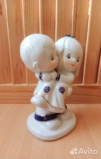 Статуэтка Мальчик и девочка фарфор