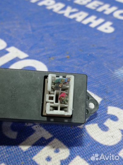 Кнопка стеклоподъемника Mitsubishi Pajero Sport 1