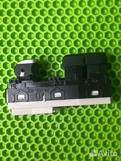 Кнопка стеклоподъемника передняя правая Kia K5 DL3