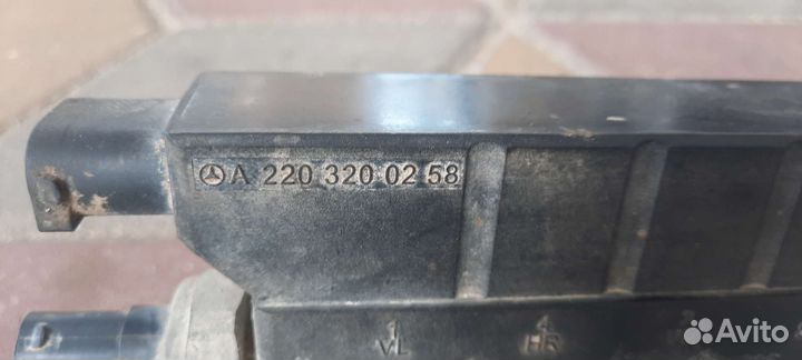 Блок клапанов пневмоподвески mercedes w220