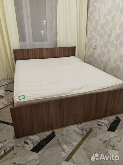 Кровать двуспальная с матрасом