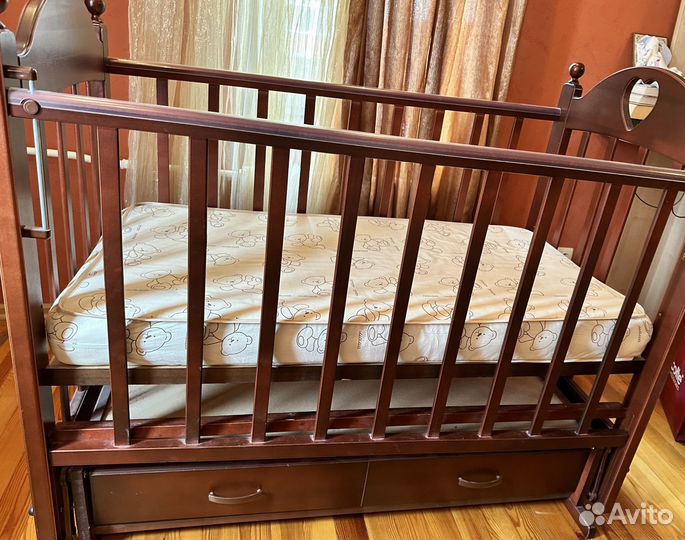 Детская кровать из нат. дерева с ящиком и маятн