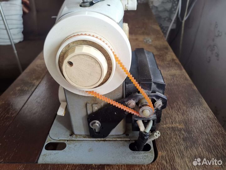 Швейная машина Veritas с мотором и тумбой