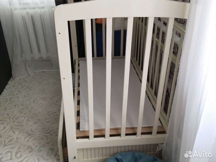 Детская кроватка с маятником и ящиком