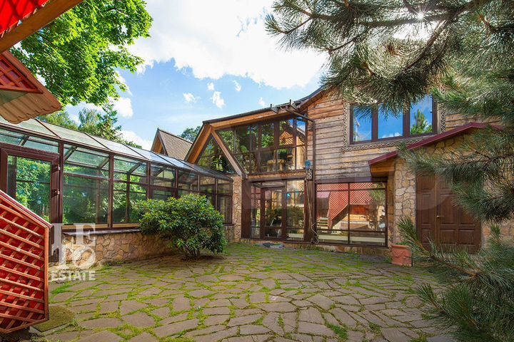 Дом 310 м² на участке 15 сот.