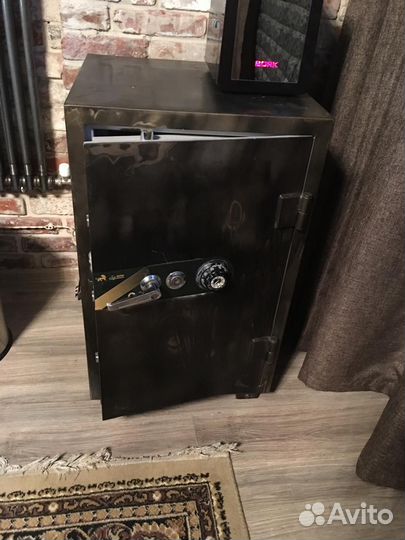 Сейф металлический большой