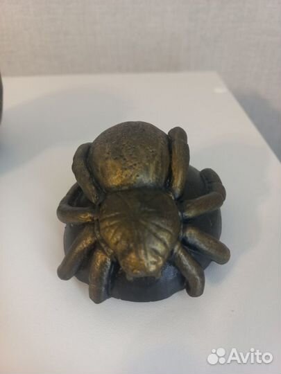 Фигурка гипсовая в форме черепа с пауком