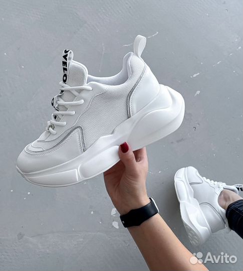 Кроссовки женские