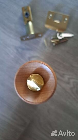 Дверная ручка с защелкой