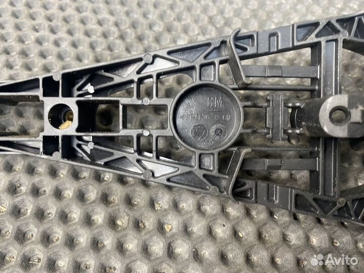 Крепление ручки двери передней левой Opel Astra J