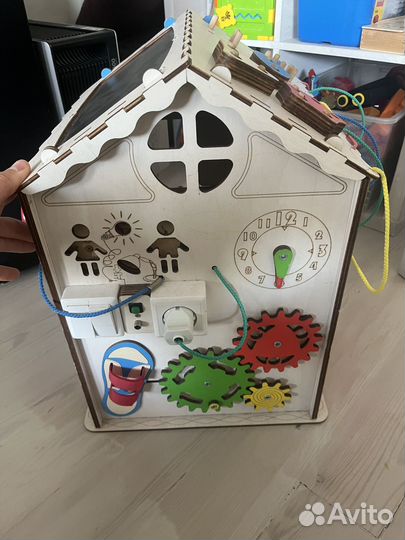 Бизиборд - развивающий домик для детей деревянный