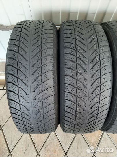Goodyear UltraGrip 215/65 R16 98T