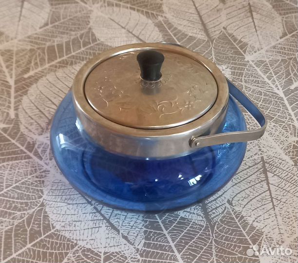 Предметы из цветного стекла и мельхиора