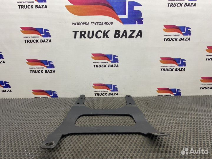 2585732 Кронштейн брызговика правый