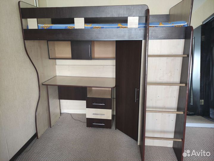 Кровать-чердак со столом и шкафом