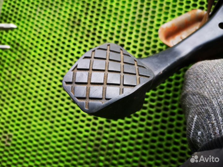 Педаль тормоза на Шкода Октавия А5 04-13 1,6л мкп