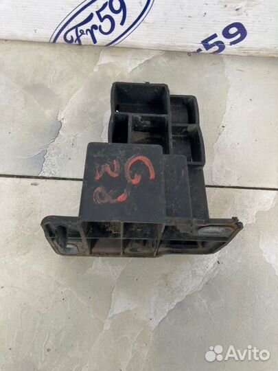 Кронштейн бампера передний левый Renault Captur J5