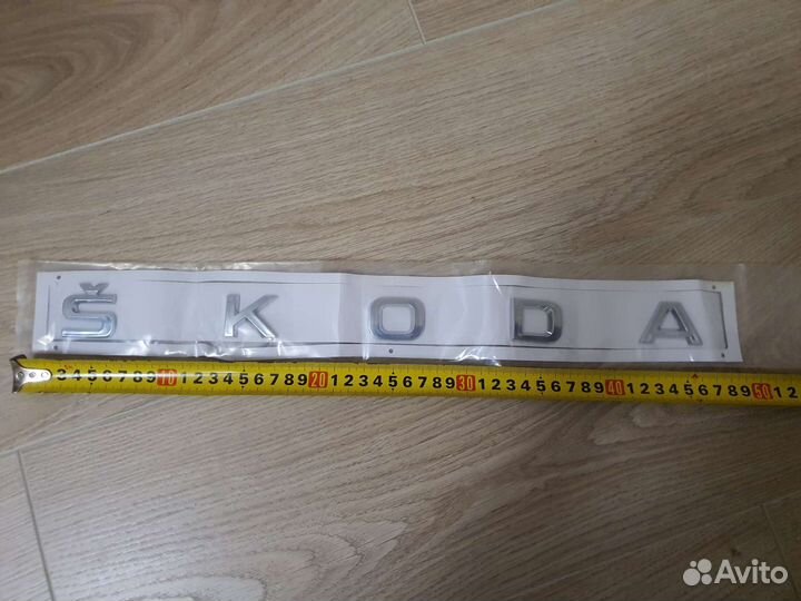 Надпись Skoda на крышку багажника