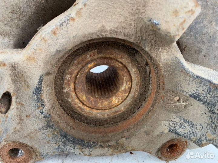 Кулак поворотный передний левый Mitsubishi Lancer