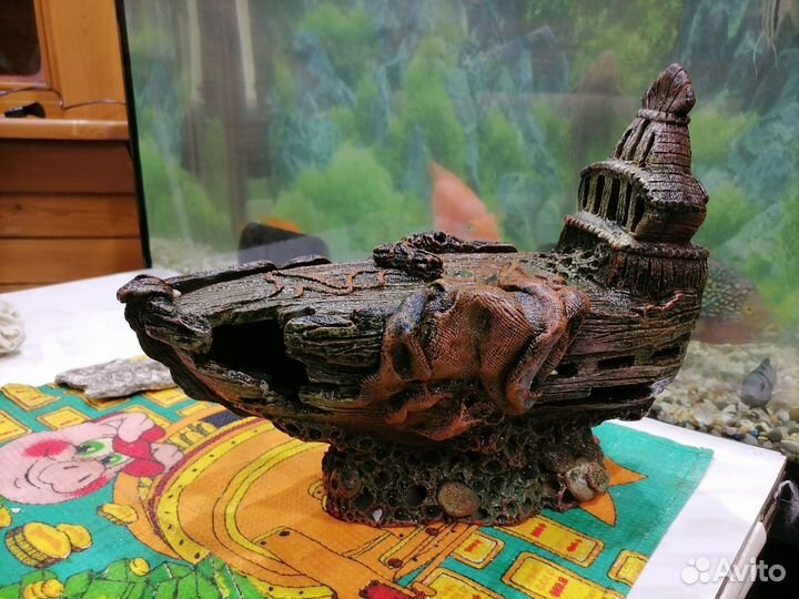 Грот в аквариум затонувший корабль и коряга