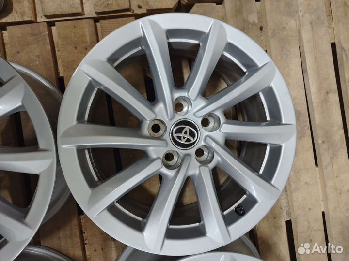 Toyota Camry V70 оригинал R17