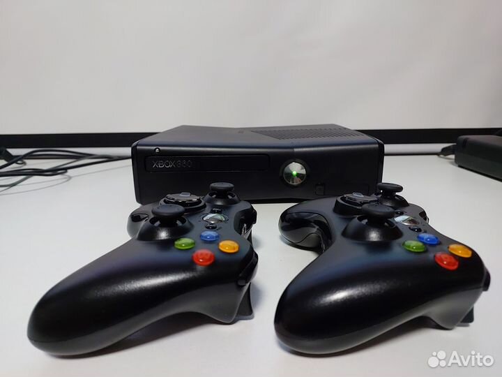 Xbox 360 - 1tb - 130игр, 2 геймпада