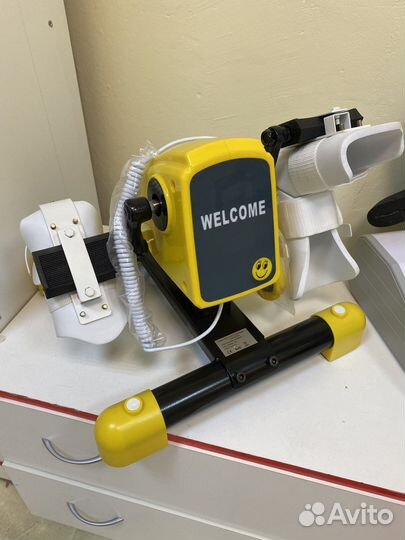 Тренажер для реабилитации с ортезами для ног