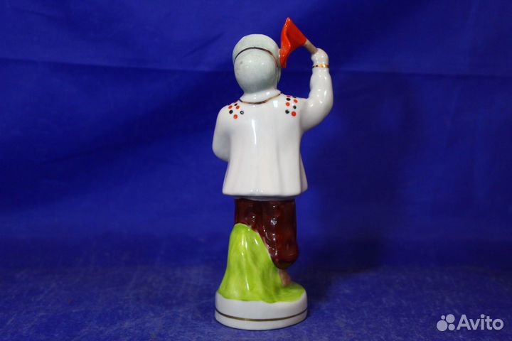Фарфоровая статуэтка Девочка С флажком На парад Сч
