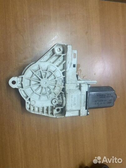 Моторчик стеклоподъемника Audi A4 B8