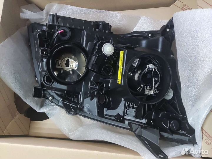 Фара левая Toyota Avensis