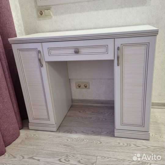 Туалетный столик с зеркалом фирмы Lazurit