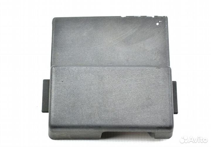 Пластиковая накладка под лобовым стеклом левая час