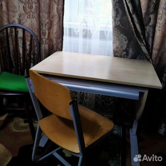 Парта и стул школьника