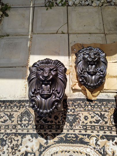 Барельеф морда льва