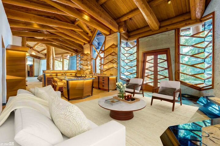 Дом 428 м² на участке 15 сот.