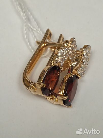 Золотые серьги с камнем