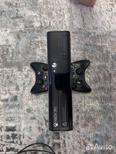 Xbox 360 и 2 геймпада